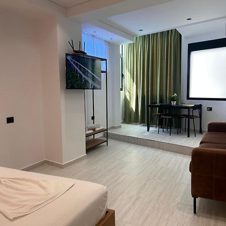 Crown Apartment Sarandë Buitenkant foto
